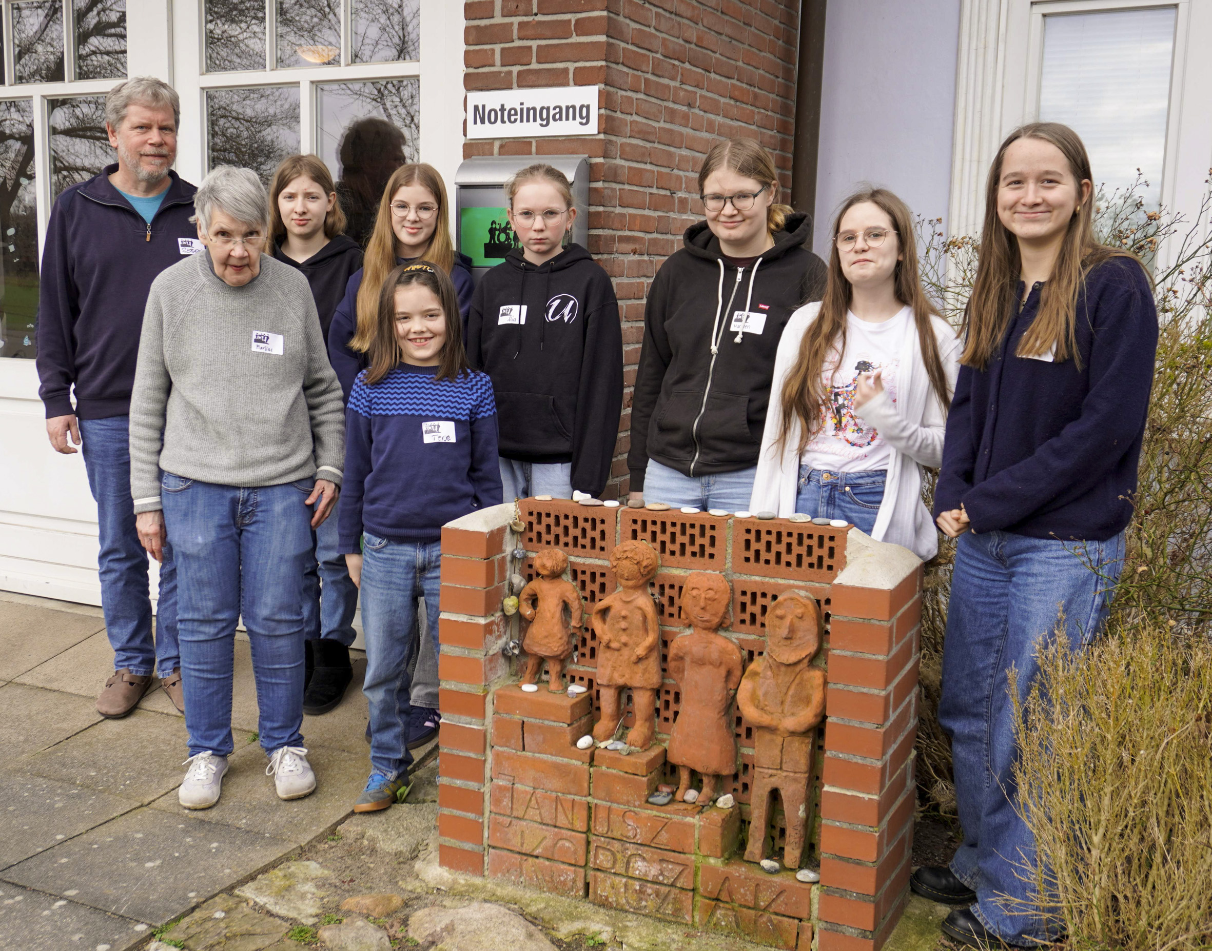 Sebastian Conradt und Marlies Winkelheide zusammen mit den Seminar-Teilnehmer*innen Tabea, Emmi (hinten), Terje (vorn), Nia, Marleen, Edda und Malu vor der Janusz Korczak-Geschwisterbücherei in Lilienthal. Foto: Sebastian Keber Sebastian Conradt und Marlies Winkelheide zusammen mit den Seminar-Teilnehmer*innen Tabea, Emmi (hinten), Terje (vorn), Nia, Marleen, Edda und Malu vor der Janusz Korczak-Geschwisterbücherei in Lilienthal. Foto: Sebastian Keber